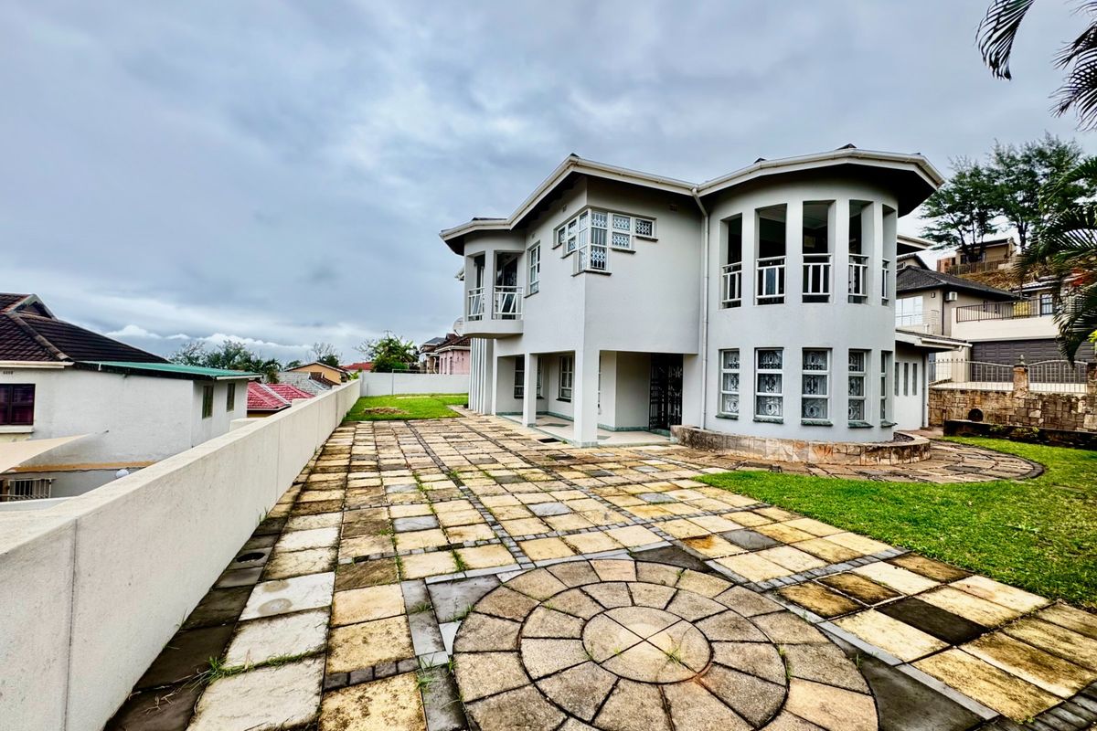 Spacious 5 Bedroom Coastal House - Photo 2