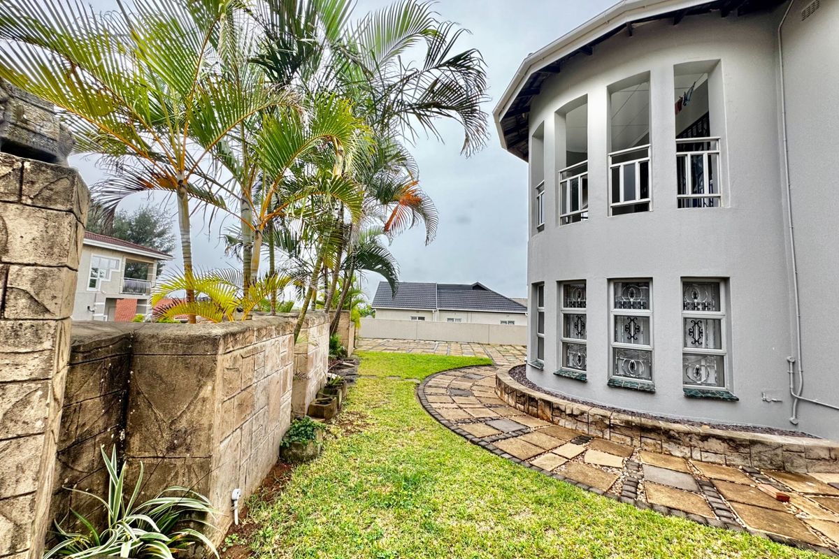 Spacious 5 Bedroom Coastal House - Photo 4