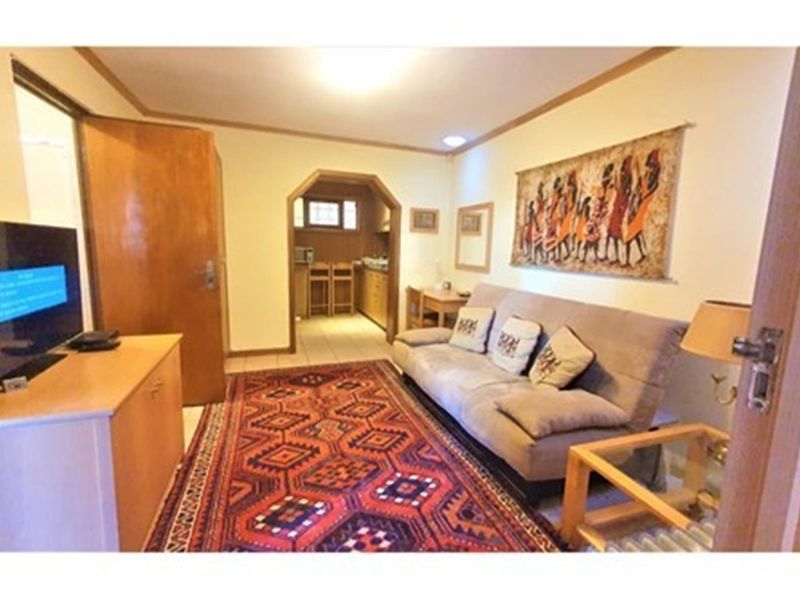 Charming Furnished Apartment Minutes from Camps Bay Beach - Photo 4