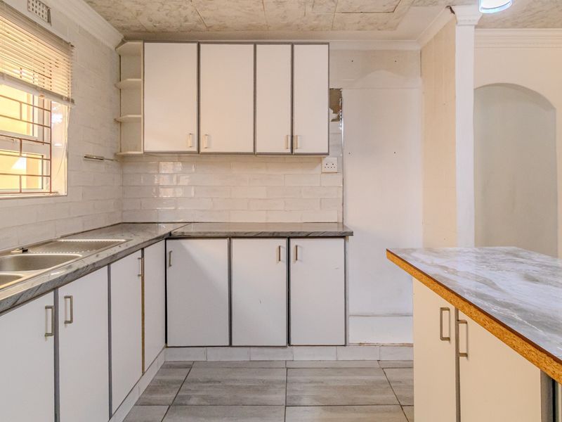 Charming Family Home Offering Spacious Living and Added Flatlet Potential in Summer Greens - Photo 6