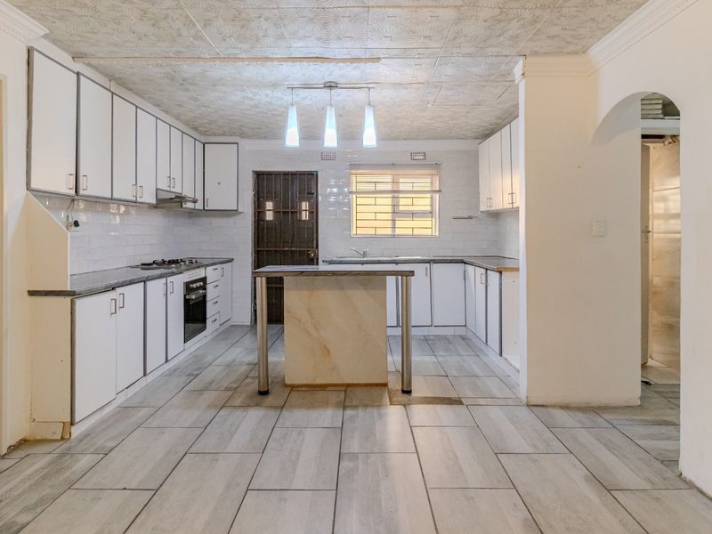 Charming Family Home Offering Spacious Living and Added Flatlet Potential in Summer Greens - Photo 9