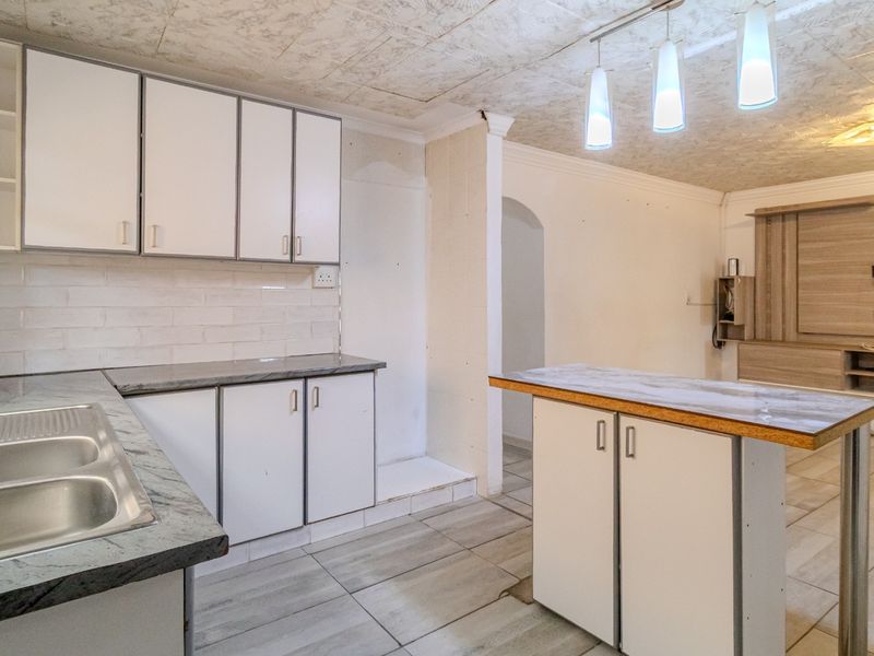 Charming Family Home Offering Spacious Living and Added Flatlet Potential in Summer Greens - Photo 4