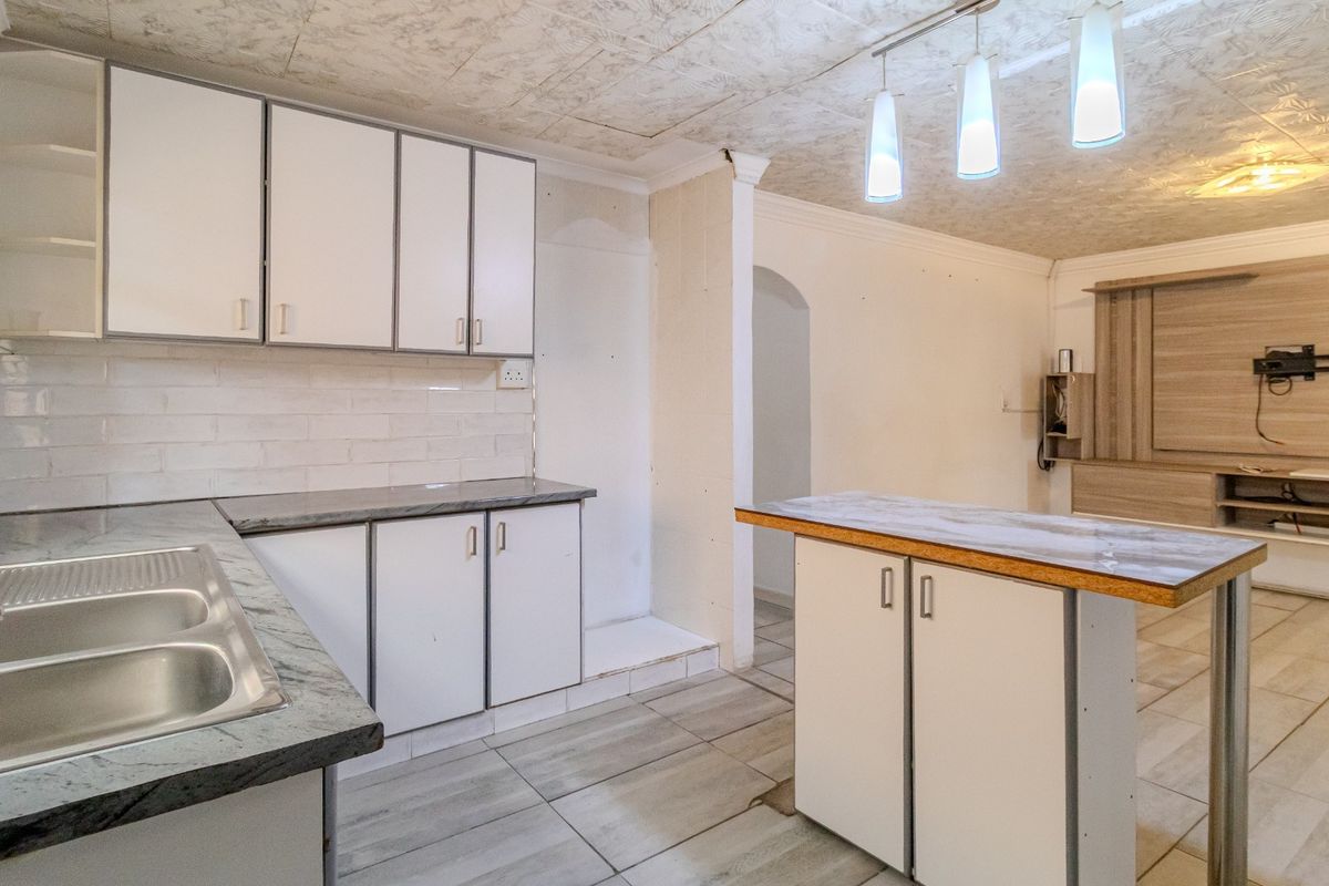 Charming Family Home Offering Spacious Living and Added Flatlet Potential in Summer Greens - Photo 4