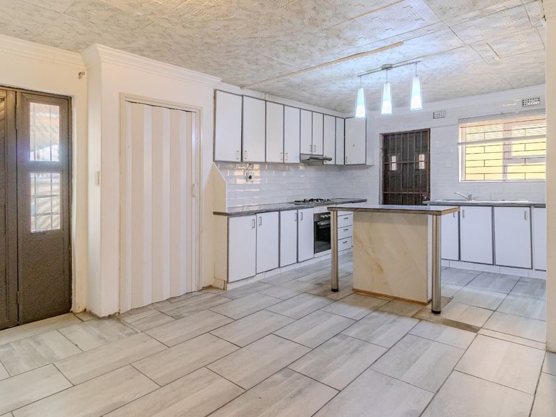 Charming Family Home Offering Spacious Living and Added Flatlet Potential in Summer Greens - Photo 10