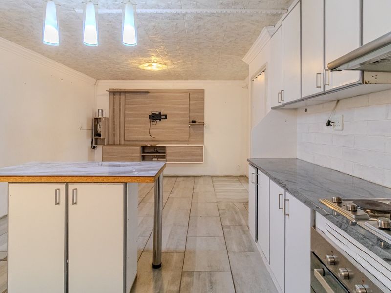 Charming Family Home Offering Spacious Living and Added Flatlet Potential in Summer Greens - Photo 5