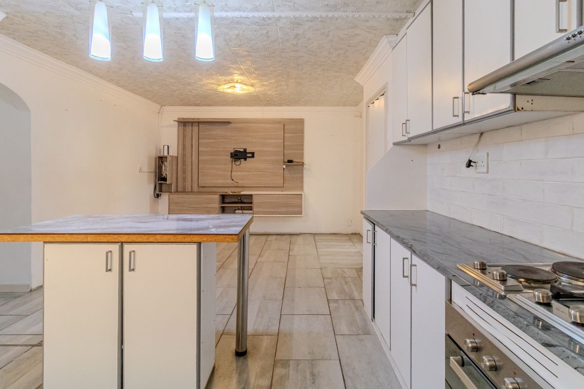 Charming Family Home Offering Spacious Living and Added Flatlet Potential in Summer Greens - Photo 5
