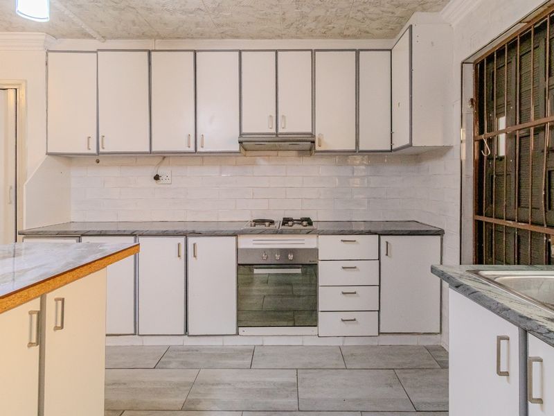 Charming Family Home Offering Spacious Living and Added Flatlet Potential in Summer Greens - Photo 3