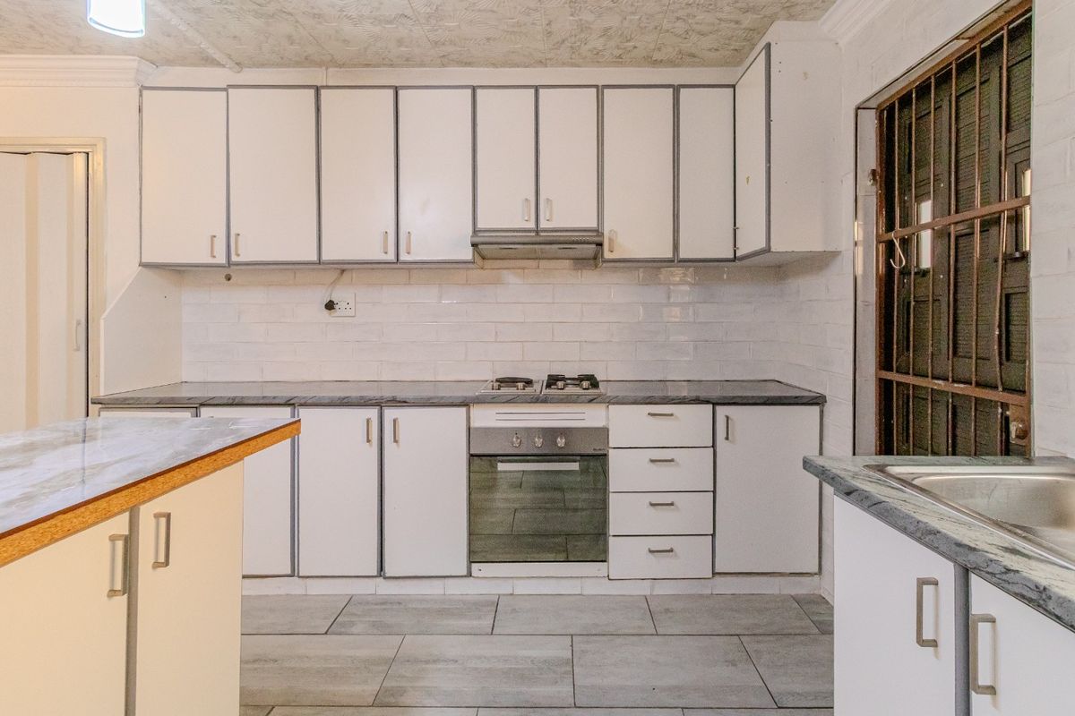 Charming Family Home Offering Spacious Living and Added Flatlet Potential in Summer Greens - Photo 3