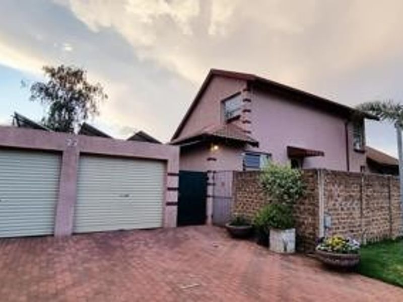 Spacious 4 Bedroom Cluster - Excellent Value in Glen Marais - Photo 1