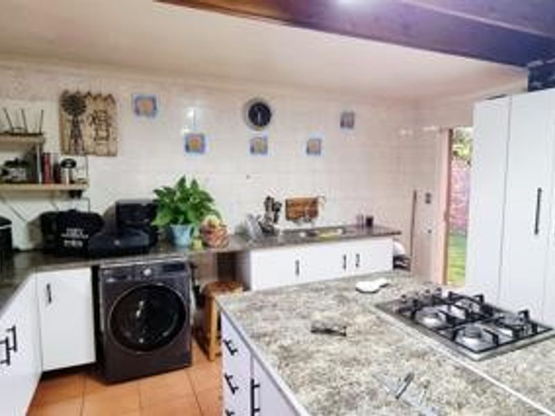 Spacious 4 Bedroom Cluster - Excellent Value in Glen Marais - Photo 4