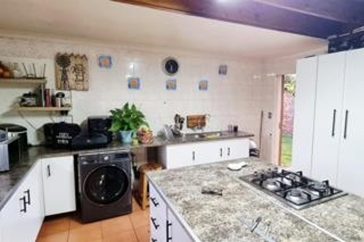 Spacious 4 Bedroom Cluster - Excellent Value in Glen Marais - Photo 4