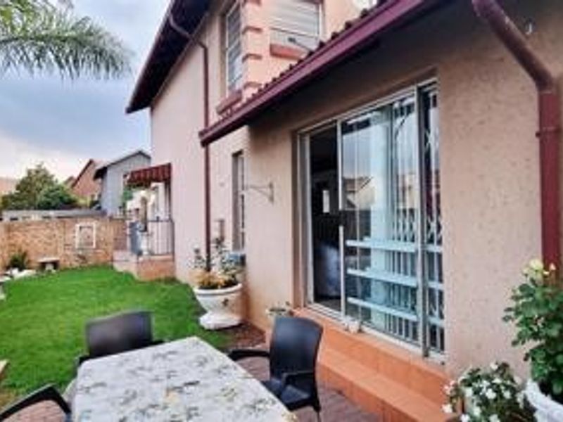 Spacious 4 Bedroom Cluster - Excellent Value in Glen Marais - Photo 2