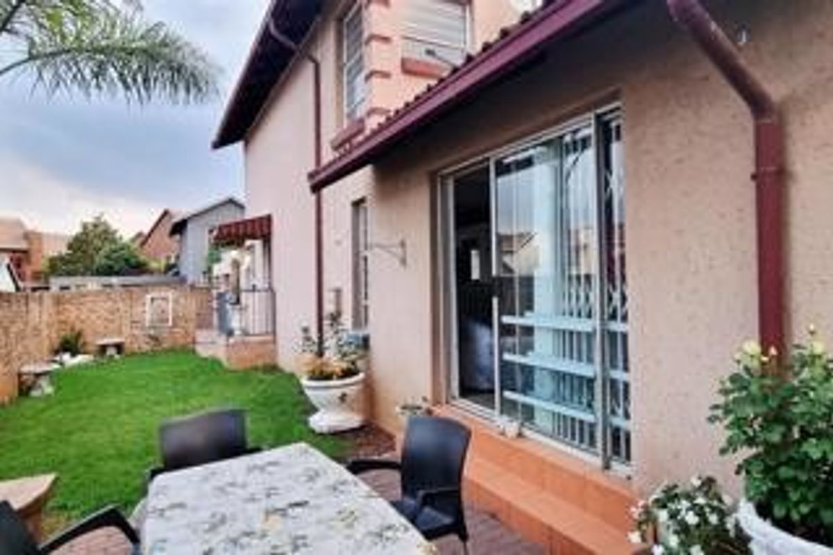 Spacious 4 Bedroom Cluster - Excellent Value in Glen Marais - Photo 2