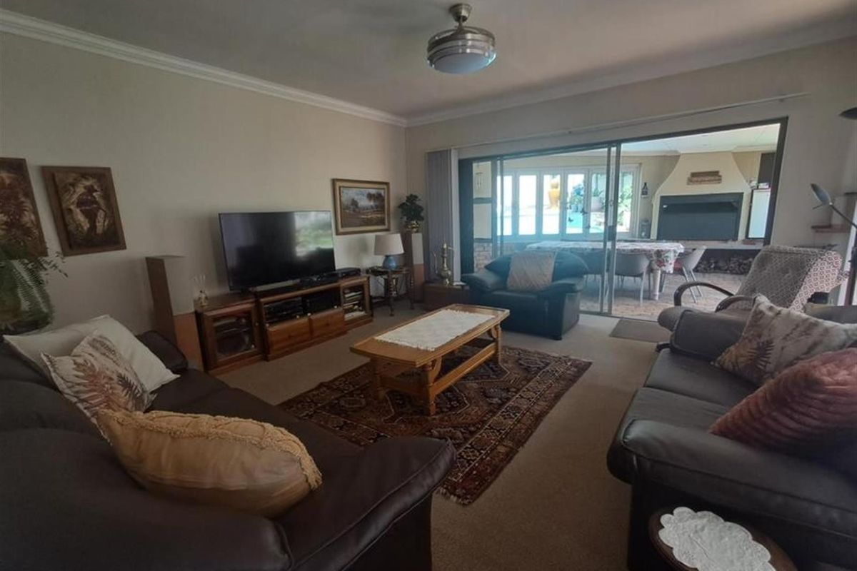 Elegant 4-Bedroom Family Residence with Flatlet, Pool and Entertainment area - Photo 4