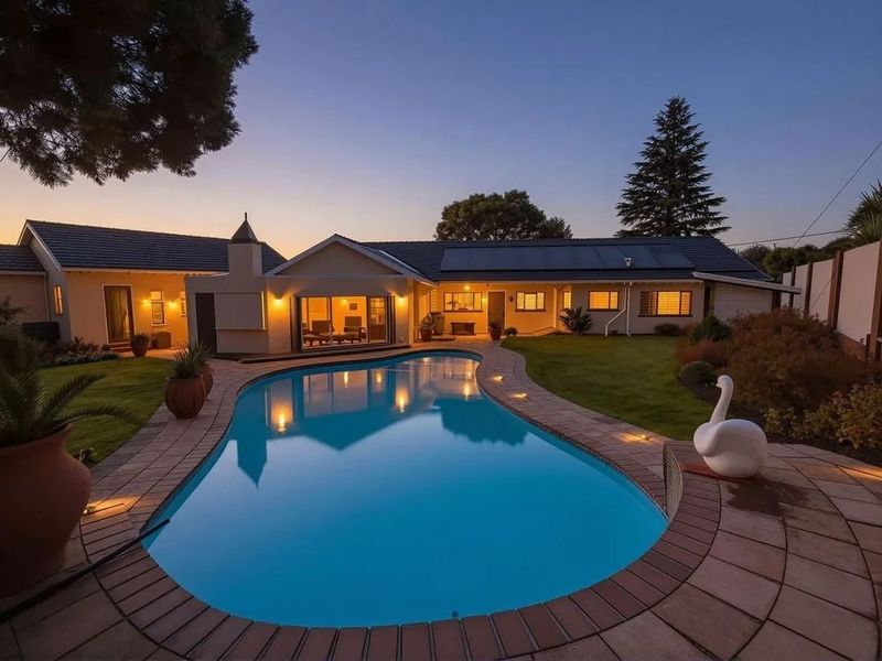 Elegant 4-Bedroom Family Residence with Flatlet, Pool and Entertainment area - Photo 1