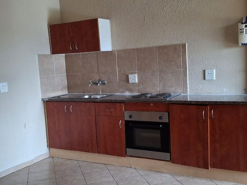 2 Bedroom apartment in Olievenhoutbos Ext 36 for sale! - Photo 5