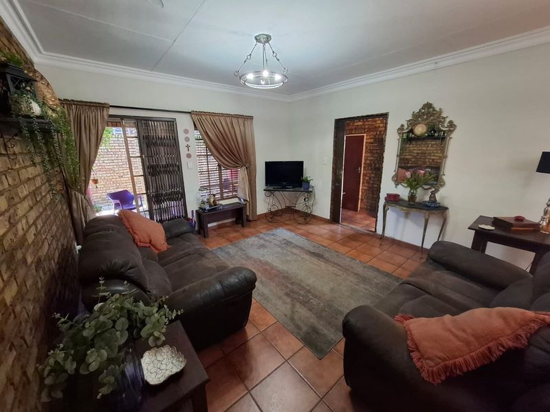 Where Warmth Meets Effortless Living in Old Aerorand - Excellent investment opportunity - Photo 9