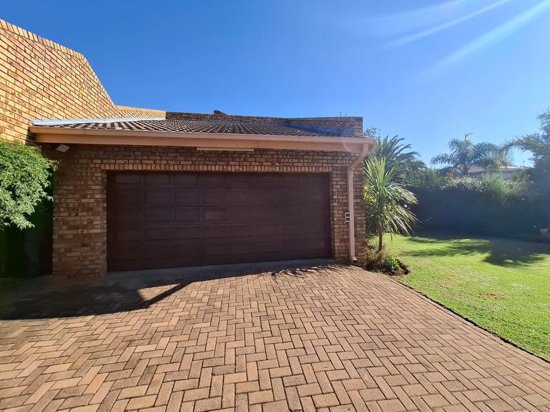 Where Warmth Meets Effortless Living in Old Aerorand - Excellent investment opportunity - Photo 2