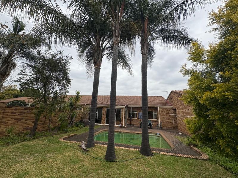 3- Bedroom Townhouse with Pool For Sale in Hutten Heights, Newcastle, KwaZulu Natal - Photo 2
