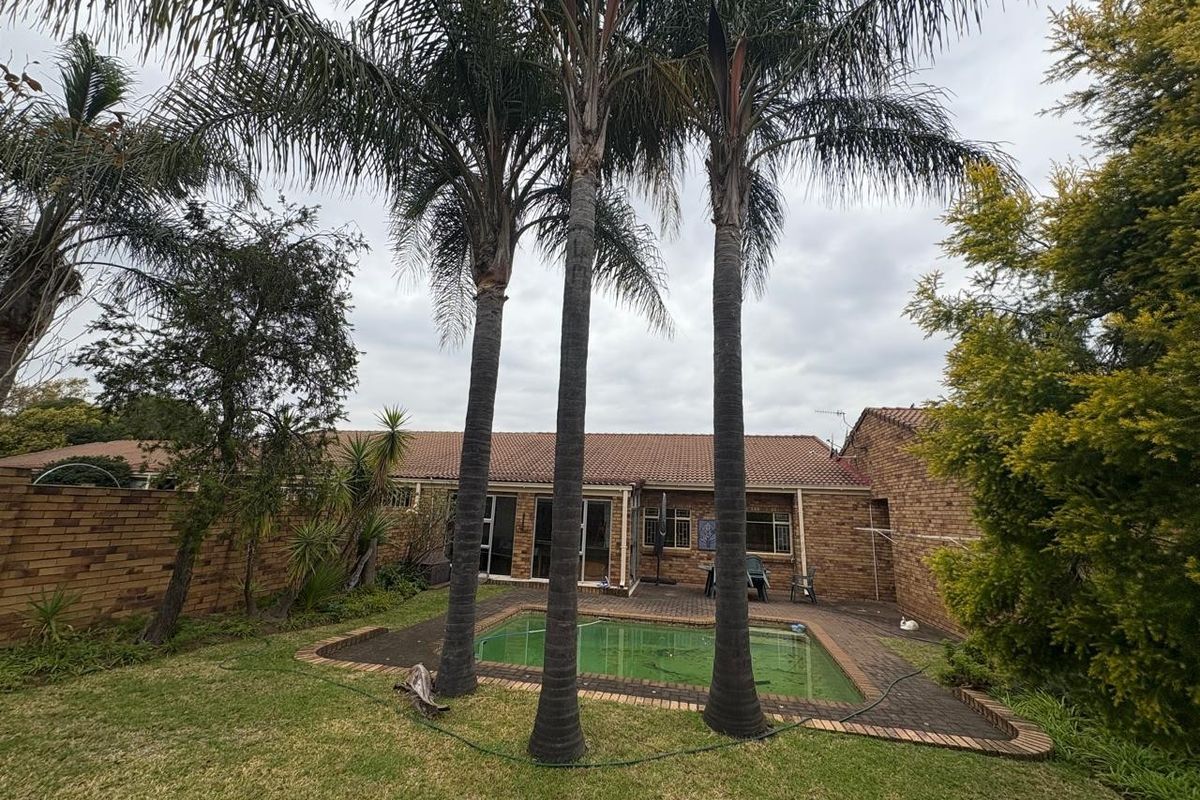 3- Bedroom Townhouse with Pool For Sale in Hutten Heights, Newcastle, KwaZulu Natal - Photo 2