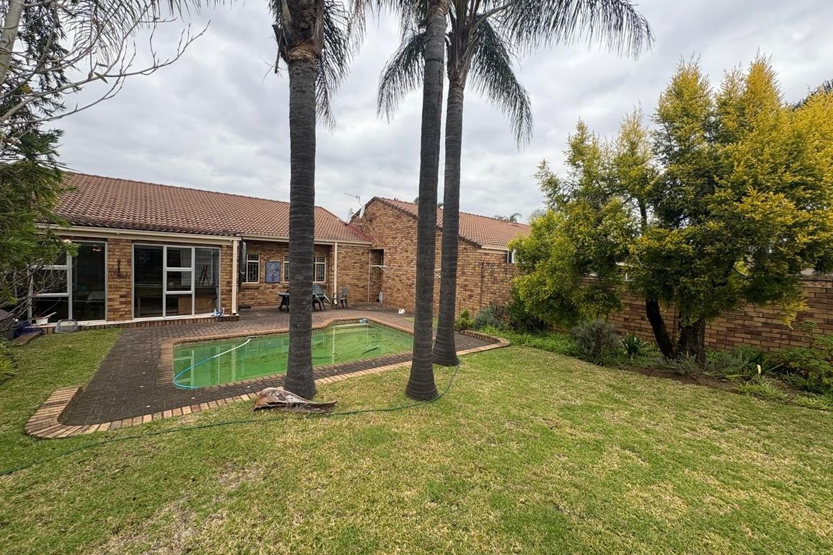 3- Bedroom Townhouse with Pool For Sale in Hutten Heights, Newcastle, KwaZulu Natal - Photo 3
