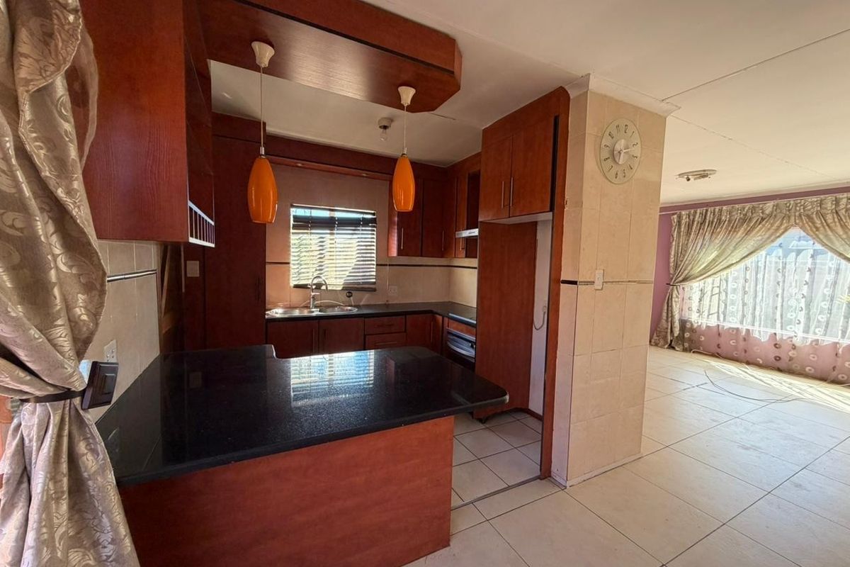 House For Sale in Nkwe Country Estate, Rosslyn, Akasia - Photo 5