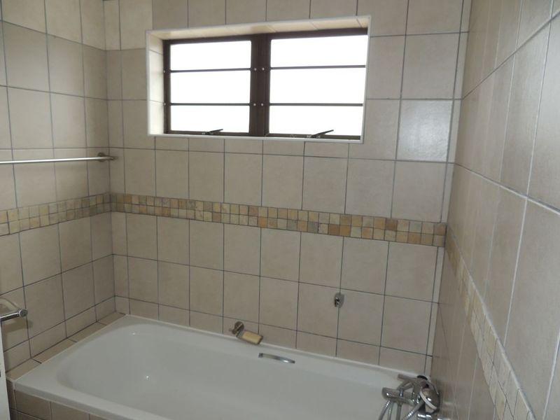 Spacious Coastal Living with Sea View Apartment - Photo 4