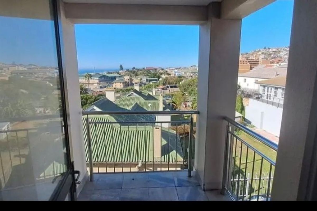 Spacious Coastal Living with Sea View Apartment - Photo 2