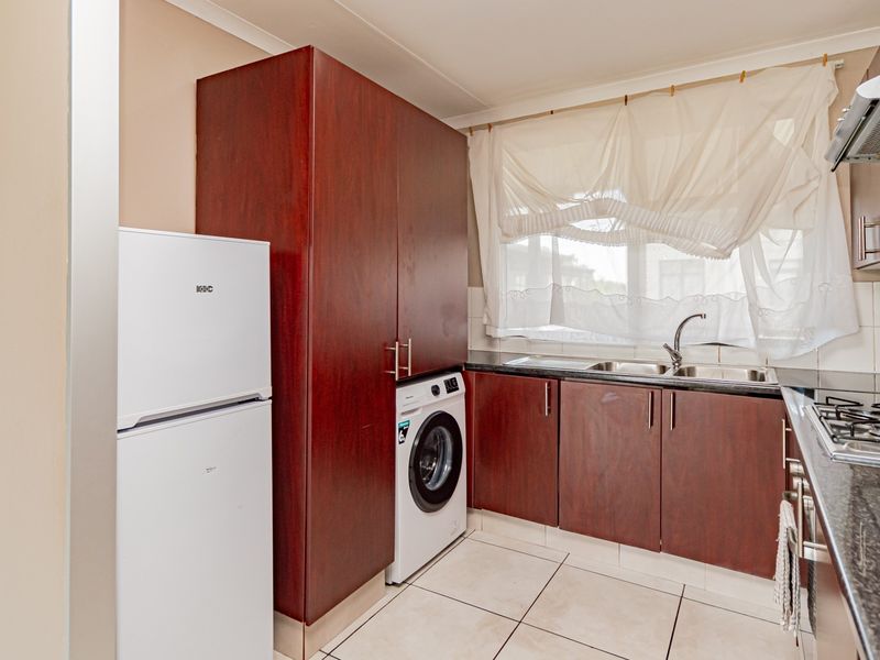 Impressively stunning, up-market and secure - All costs included - Photo 9