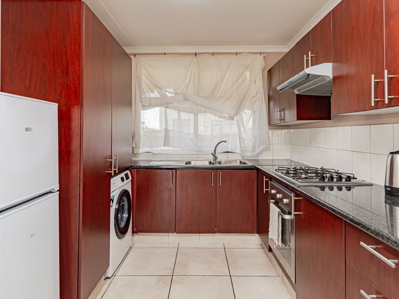 Impressively stunning, up-market and secure - All costs included - Photo 8