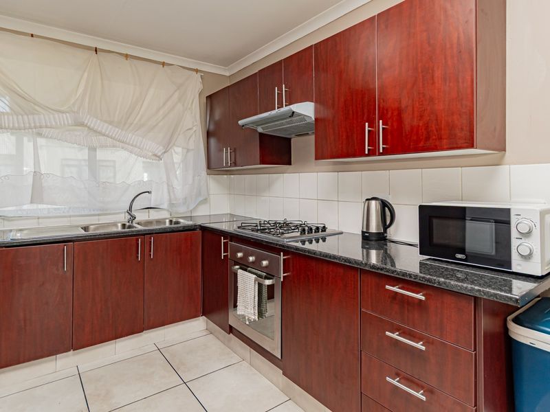 Impressively stunning, up-market and secure - All costs included - Photo 7