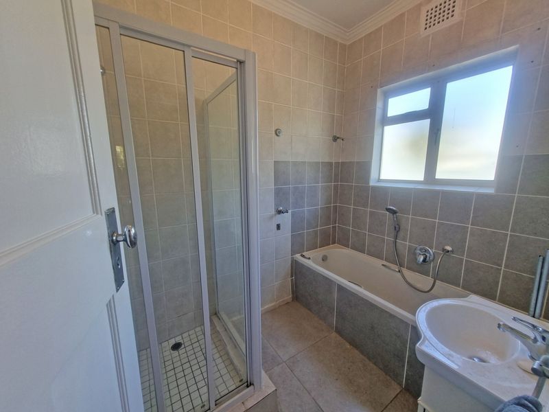 Sunny 2-Bed, 2-Bath Apartment with Garage | Rondebosch - Photo 9