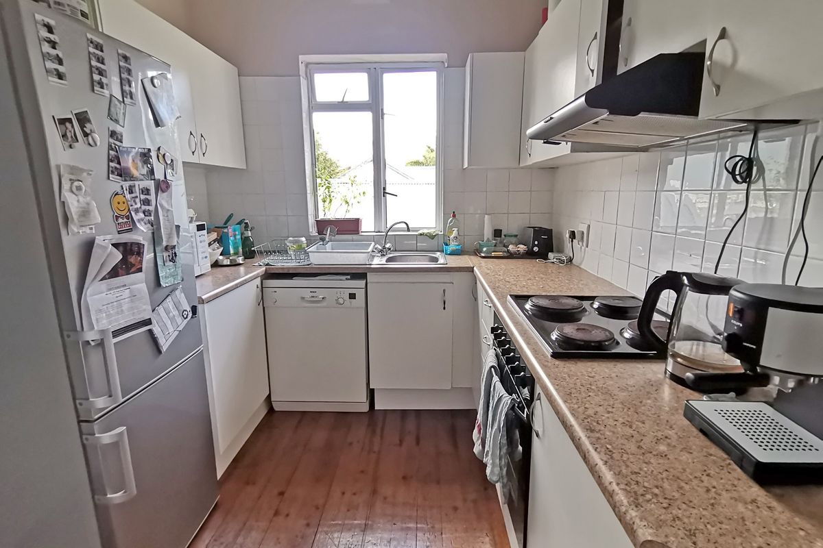 Sunny 2-Bed, 2-Bath Apartment with Garage | Rondebosch - Photo 4