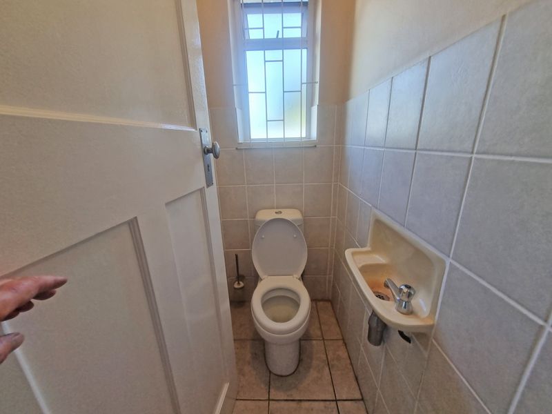 Sunny 2-Bed, 2-Bath Apartment with Garage | Rondebosch - Photo 10