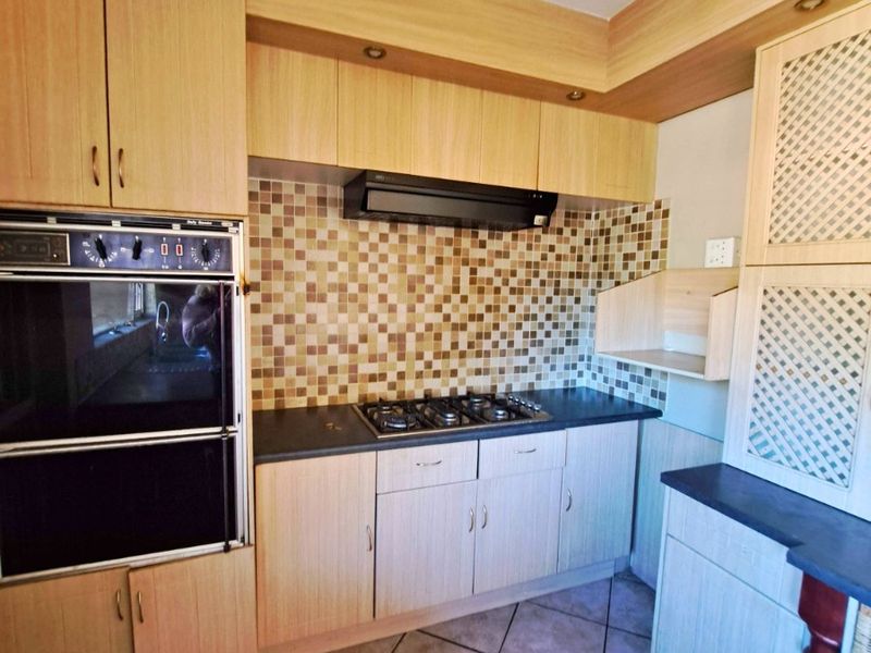 FAMILY HOME IN AN  EXTREMELY SECURE SUBURG - Photo 10