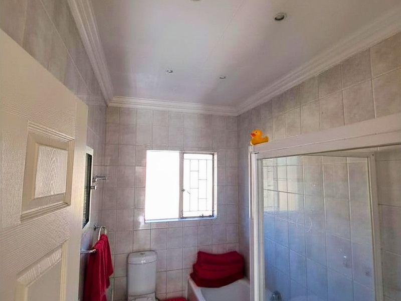 FAMILY HOME IN AN  EXTREMELY SECURE SUBURG - Photo 8