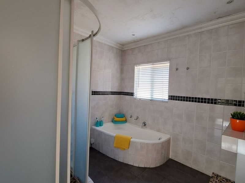 FAMILY HOME IN AN  EXTREMELY SECURE SUBURG - Photo 6