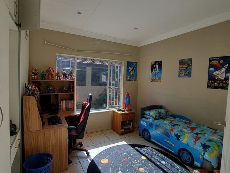 FAMILY HOME IN AN  EXTREMELY SECURE SUBURG - Photo 7