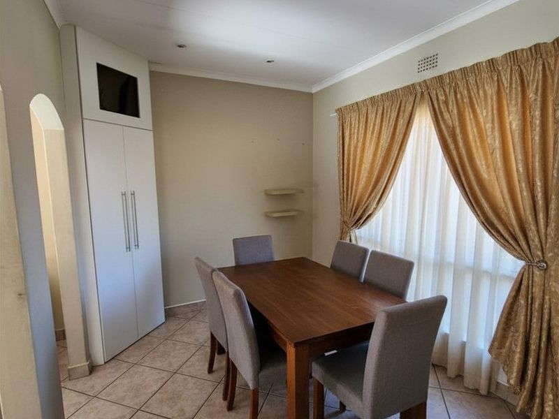 FAMILY HOME IN AN  EXTREMELY SECURE SUBURG - Photo 4