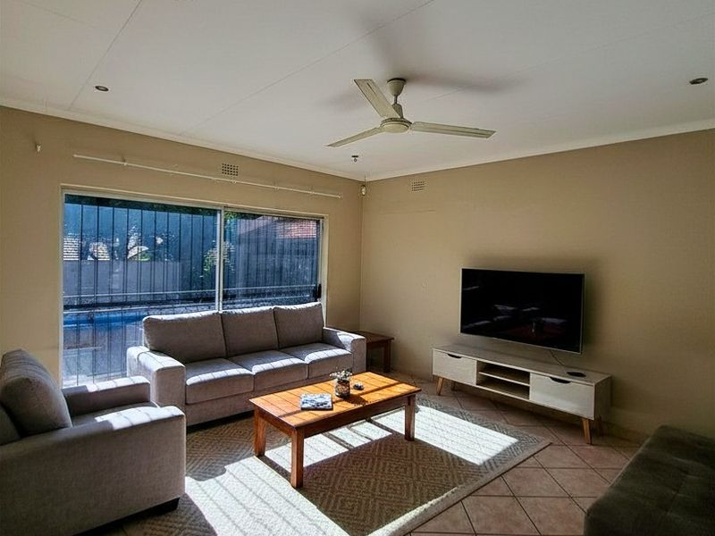 FAMILY HOME IN AN  EXTREMELY SECURE SUBURG - Photo 3