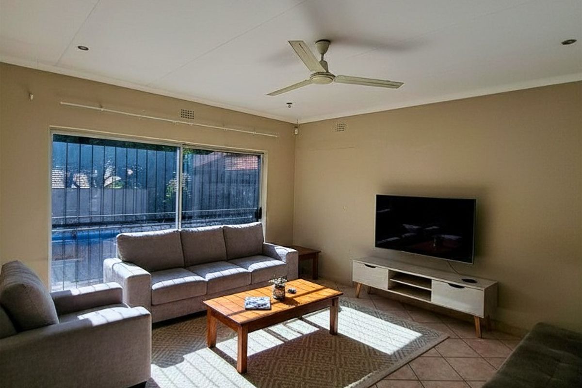 FAMILY HOME IN AN  EXTREMELY SECURE SUBURG - Photo 3