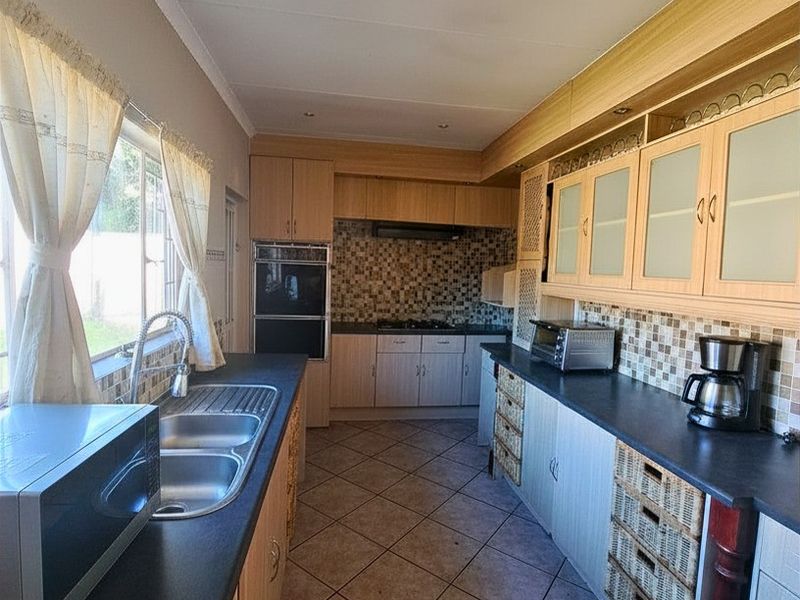 FAMILY HOME IN AN  EXTREMELY SECURE SUBURG - Photo 2