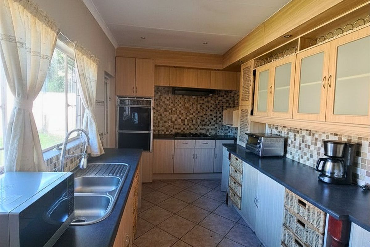 FAMILY HOME IN AN  EXTREMELY SECURE SUBURG - Photo 2