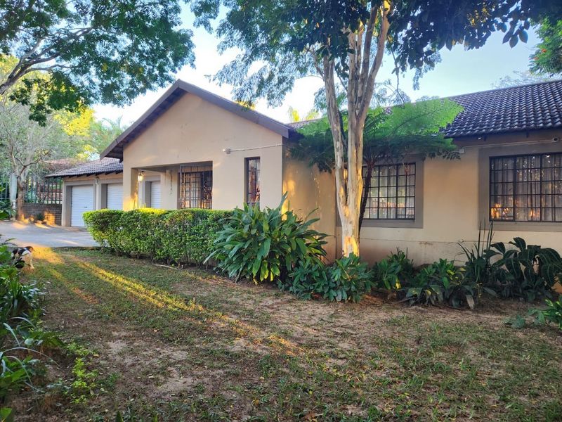 Beautifully Modern Renovated Family home in a soughtafter neighbourhood. - Photo 1
