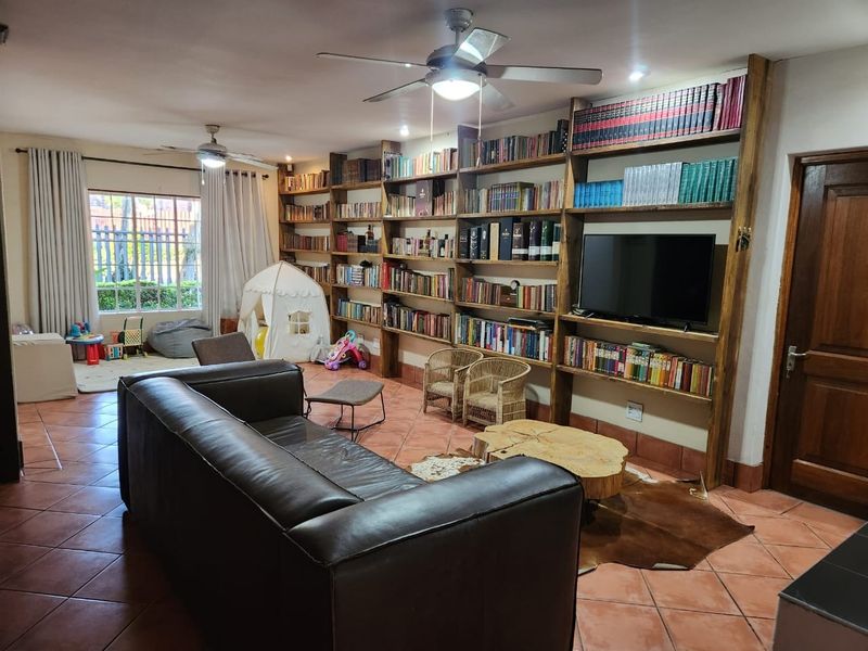Beautifully Modern Renovated Family home in a soughtafter neighbourhood. - Photo 6
