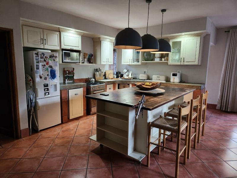 Beautifully Modern Renovated Family home in a soughtafter neighbourhood. - Photo 9