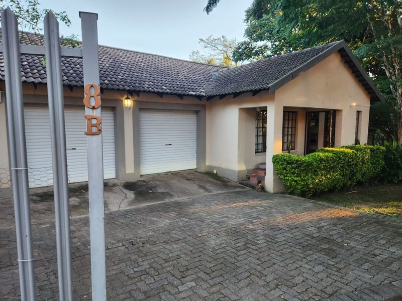 Beautifully Modern Renovated Family home in a soughtafter neighbourhood. - Photo 2