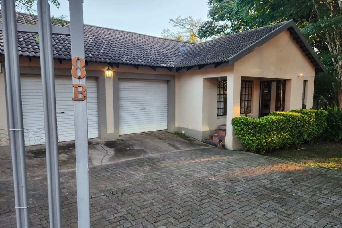 Beautifully Modern Renovated Family home in a soughtafter neighbourhood. - Photo 2