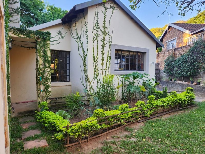 Beautifully Modern Renovated Family home in a soughtafter neighbourhood. - Photo 3