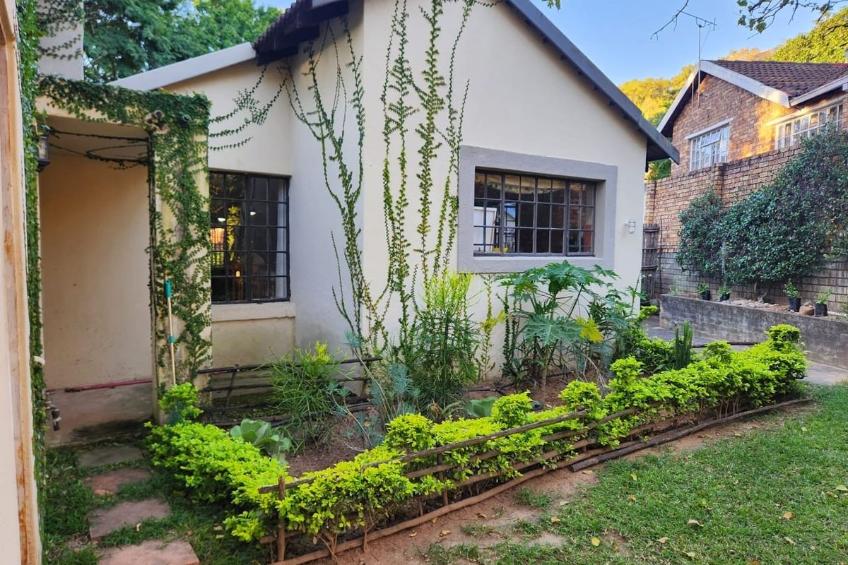 Beautifully Modern Renovated Family home in a soughtafter neighbourhood. - Photo 3